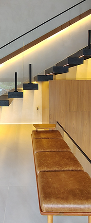 Acabamento interno com escada e iluminação