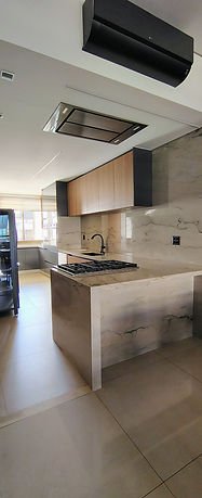Cozinha com bancada e marcenaria planejada