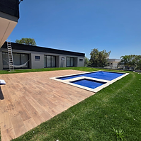 Área externa com piso e piscina