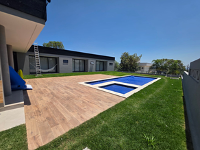 Área de piscina com acabamento concluído