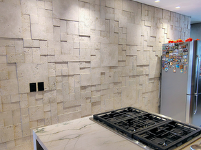 Bancada e revestimento em cozinha planejada